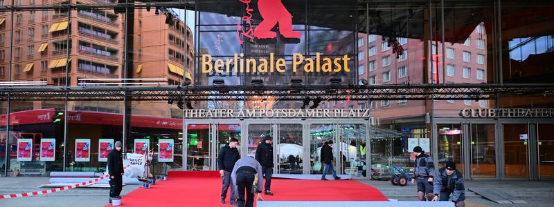 Am Potsdamer Platz wurde bereits der Teppich für die Stars ausgerollt. (Archivbild) - Foto: Sebsstian Gollnow/dpa