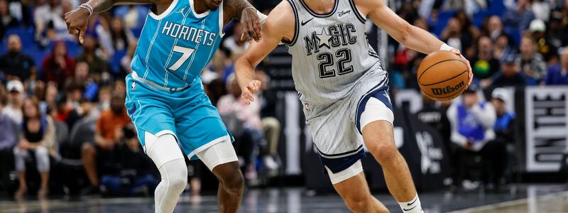 Franz Wagner (r) führte die Orlando Magic zu einem deutlichen Sieg gegen die Hornets. - Foto: Kevin Kolczynski/AP/dpa