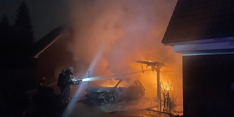 FW Bremerhaven: Brennender PKW unter Carport - Foto: presseportal.de