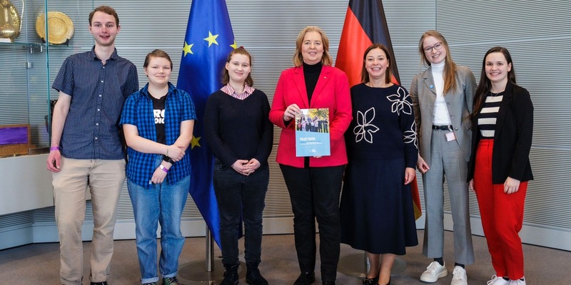 Jugend-Enquete-Kommission 2024 übergibt Policy Paper: Demokratieförderung. Wie bleibt unsere Demokratie wehrhaft? - Foto: presseportal.de