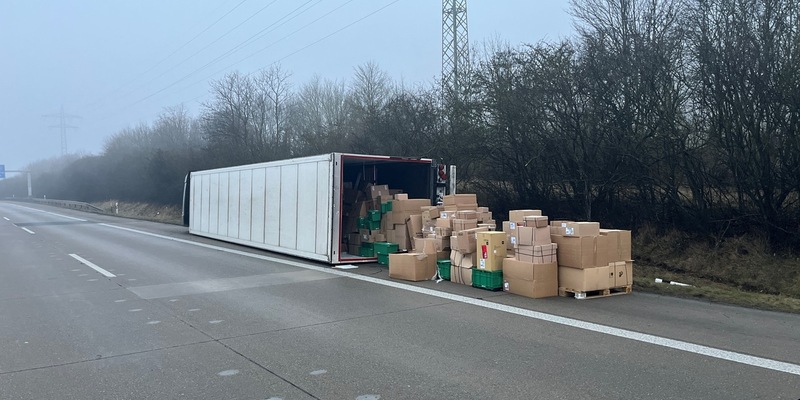 API-TH: Vollsperrung - Lkw kippt auf die linke Fahrzeugseite - Foto: presseportal.de