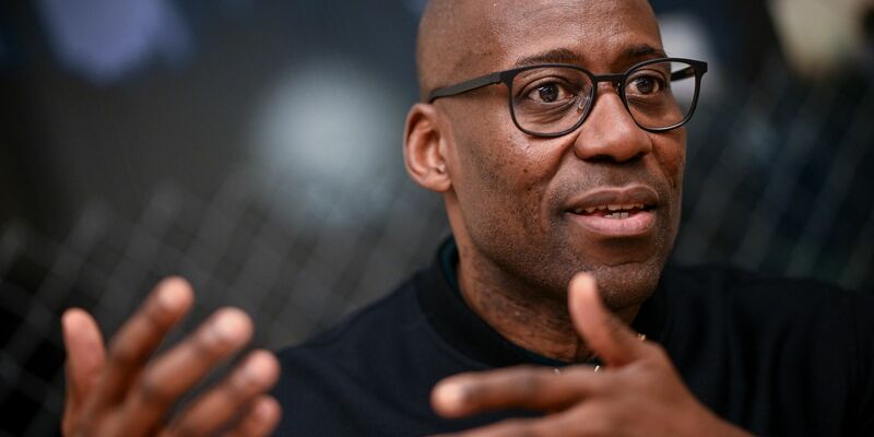 Berlins Kultursenator Joe Chialo (CDU) hat sich gleich mehrfach nicht an die Verkehrsregeln gehalten. (Archivfoto) - Foto: Britta Pedersen/dpa