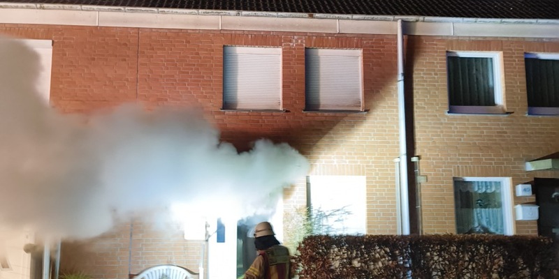 POL-STD: Reihenhaus in Stade ausgebrannt - 200.000 Euro Schaden, Polizist und Rettungsdienstmitarbeiter bei Widerstand durch Patienten verletzt - Foto: presseportal.de