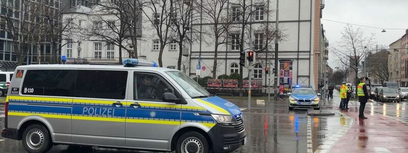 Polizei «mit starken Kräften» vor Ort. - Foto: Roland Freund/dpa