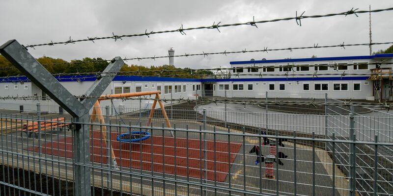 Ausreisegewahrsam wird angeordnet, wenn die Ausreisefrist abgelaufen ist und zu erwarten ist, dass der Ausreisepflichtige die Abschiebung erschweren oder verhindern wird. (Archiv) - Foto: Axel Heimken/dpa