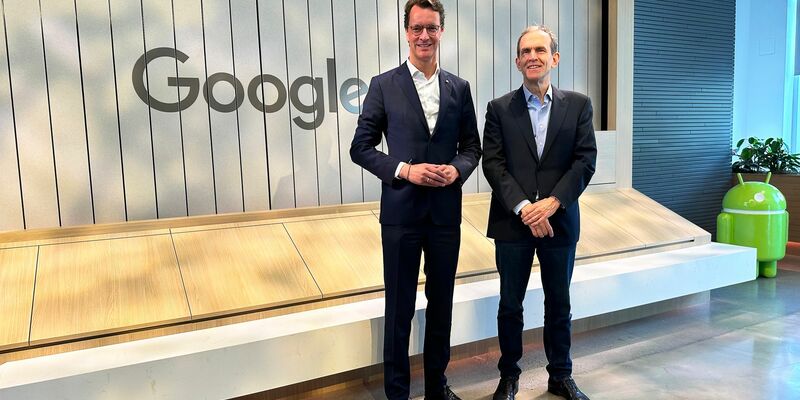 NRW-Ministerpräsident Hendrik Wüst bei einer Reise durch Kalifornien an der Seite von Google-Manager Kent Walker im April 2024 - nun haben sie sich in Berlin wiedergetroffen. - Foto: Stella Venohr/dpa