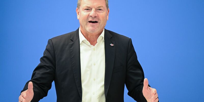 Der Eurowings-Chef Jens Bischof verlangt geringere Steuern und Gebühren für den Luftverkehr. - Foto: Bernd Weißbrod/dpa