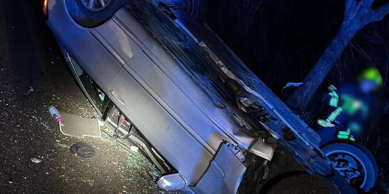 POL-REK: 250213-2: Auto blieb auf Dach liegen - Autofahrer leicht verletzt - Foto: presseportal.de