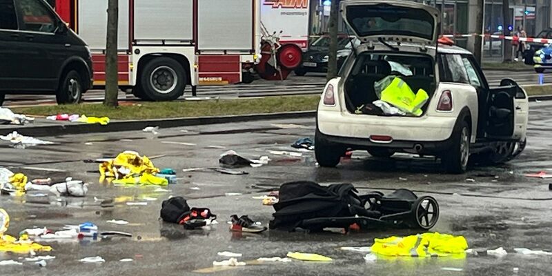 Bayerns Ministerpräsident Markus Söder (CSU) und Landesinnenminister Joachim Herrmann (CSU) am Einsatzort. - Foto: Christoph Trost/dpa
