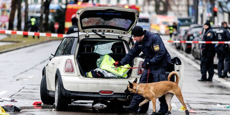 Das Auto des Mannes wird nach dem Anschlag abgeschleppt.  - Foto: Matthias Balk/dpa