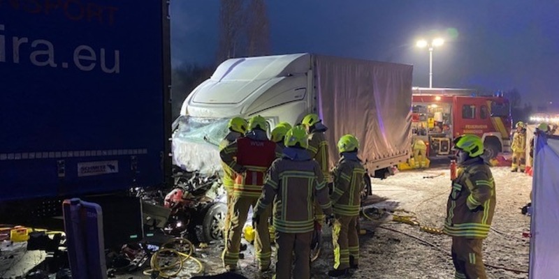 FW Hannover: Fahrer nach Verkehrsunfall schwer eingeklemmt - Foto: presseportal.de
