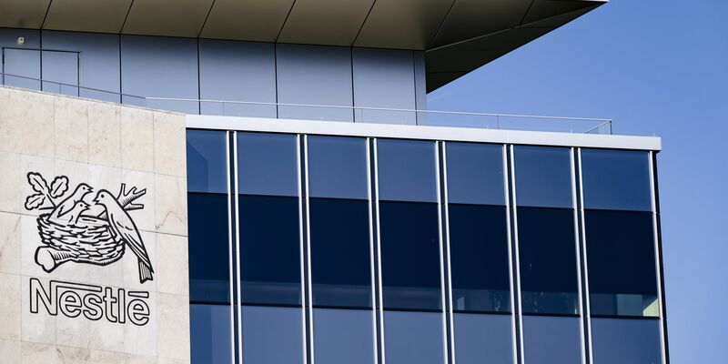 Dem Schweizer Lebensmittelkonzern Nestlé machen gestiegene Preise zu schaffen (Archivbild) - Foto: Jean-Christophe Bott/KEYSTONE/dpa