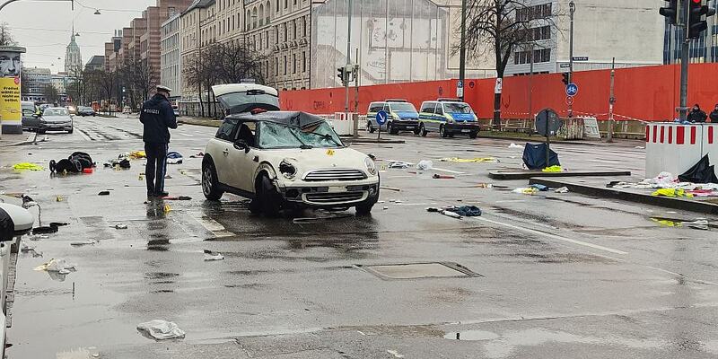 Auto fährt in München in Menschenmenge am 13.02.2025 - Foto: über dts Nachrichtenagentur