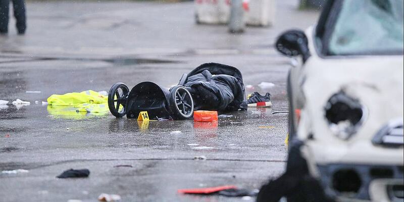 Auto fährt in München in Menschenmenge am 13.02.2025 - Foto: über dts Nachrichtenagentur