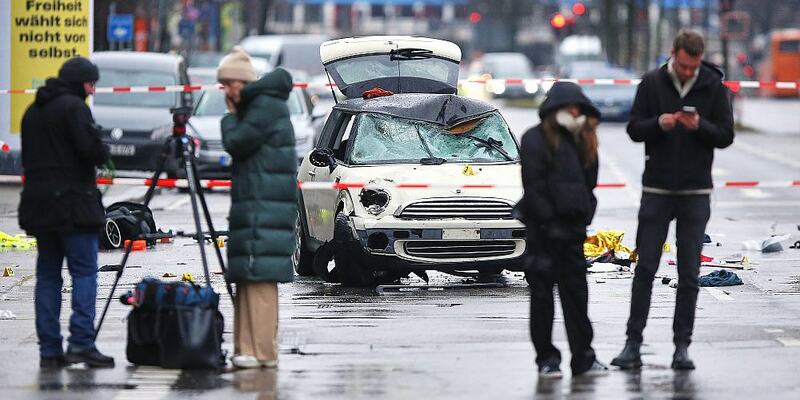 Auto fährt in München in Menschenmenge am 13.02.2025 - Foto: über dts Nachrichtenagentur