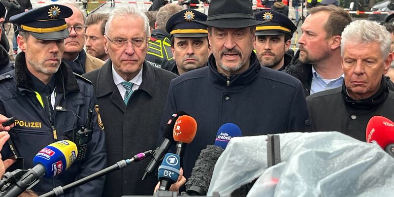 Bayerns Ministerpräsident Markus Söder (CSU, 2.v.r.) ist nach dem mutmaßlichen Anschlag nicht der Einzige, der Konsequenzen fordert. - Foto: Christoph Trost/dpa