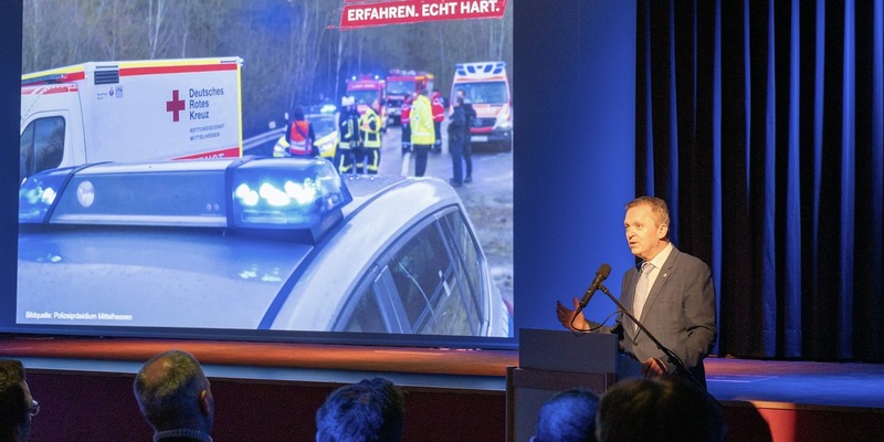 POL-GI: Grünberg: Schilderungen beim CrashKurs beeindruckten Schülerinnen und Schüler - Innenstaatssekretär Martin Rößler hob die Bedeutung der schulischen Verkehrsunfallprävention hervor - Foto: presseportal.de