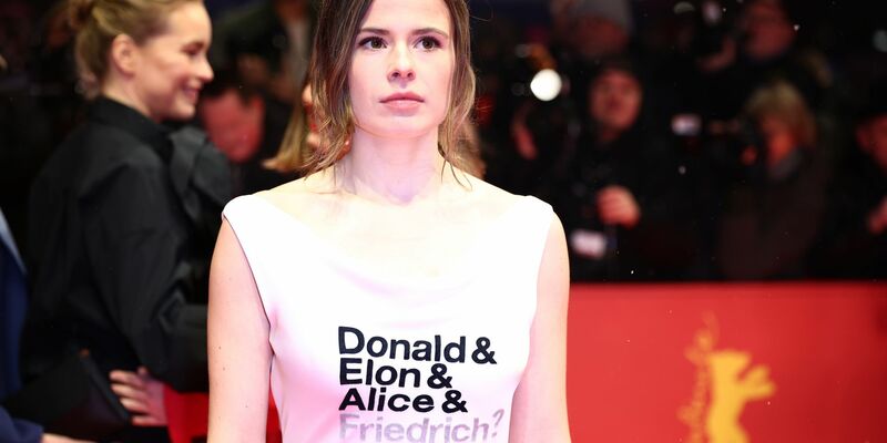 Die Aktion auf dem roten Teppich. - Foto: Christoph Soeder/dpa