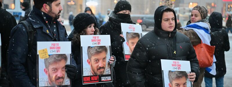 Teilnehmer stehen während einer Kundgebung vor der Berlinale-Eröffnung für die israelischen Schauspieler Ariel und David Cunio, die sich in Gefangenschaft der Hamas befinden, auf dem Potsdamer Platz. (Archivbild) - Foto: Sebastian Christoph Gollnow/dpa