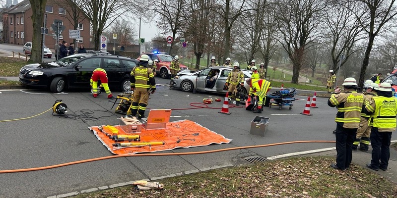 FW Xanten: Verkehrsunfall zwischen zwei PKW - Feuerwehr befreit verletzte Person - Foto: presseportal.de