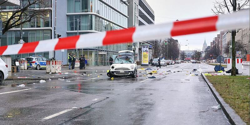 Auto fährt in München in Menschenmenge am 13.02.2025 - Foto: über dts Nachrichtenagentur
