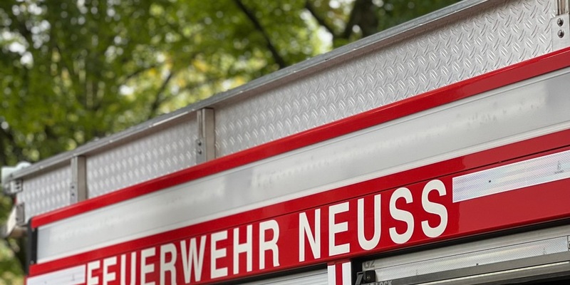 FW-NE: Schwerer Verkehrsunfall mit Lkw | Feuerwehr befreit Radfahrerin - Foto: presseportal.de