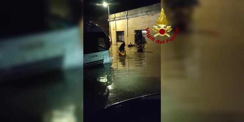 Auf der italienischen Mittelmeerinsel Elba hat die Feuerwehr nach schweren Regenfällen Dutzende Menschen in Sicherheit gebracht. - Foto: Vigili del Fuoco/dpa