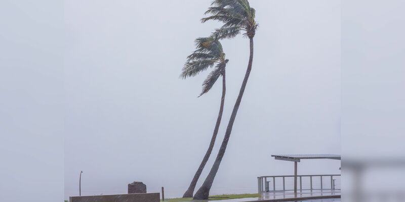 Einige Straßen waren schon überschwemmt, bevor der Zyklon auf Land traf. - Foto: Uncredited/TRACEY HEIMBERGER/AAP/dpa