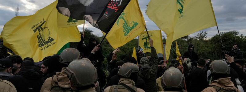 Anhänger der Hisbollah protestieren laut Medien gegen die Streichung eines Fluges aus dem Iran. (Archivbild)  - Foto: Bilal Hussein/AP/dpa