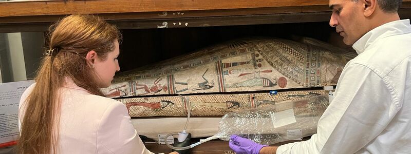 Emma Paolin und Abdelrazek Elnaggar von der Universität Ljubljana nahmen Luftproben im Ägyptischen Museum in Kairo. - Foto: Cecilia Bembibre/EurekAlert/University College London/dpa