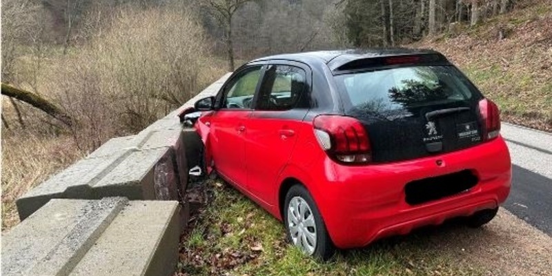 POL-PDLD: Auto prallt gegen Stützmauer - Foto: presseportal.de