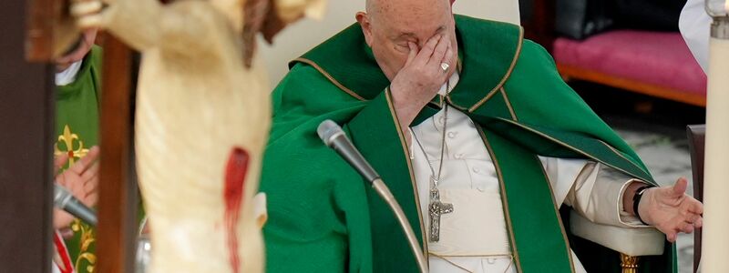 Franziskus geht es seit Wochen schlecht. (Archivbild) - Foto: Alessandra Tarantino/AP/dpa