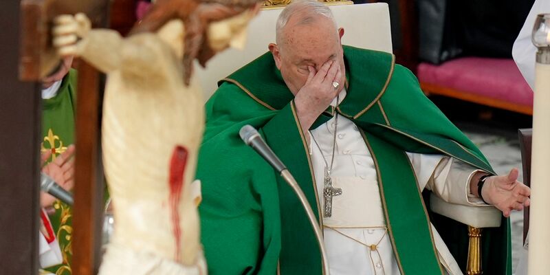 Muss in eine Klinik: der Papst. (Archivbild) - Foto: Alessandra Tarantino/AP/dpa