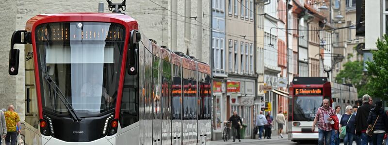 Das Deutschlandticket wurde zum Januar zwar deutlich teurer - insgesamt hat es aber zu einer Vergünstigung des öffentlichen Nahverkehrs geführt. (Archivbild) - Foto: Martin Schutt/dpa