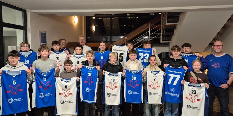 POL-LG: Polizeiakademie Niedersachsen unterstützt regionale Vereine! Trikots für Lüneburger Mannschaften. - Foto: presseportal.de