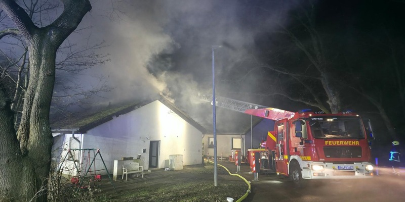 FW Sankt Augustin: Freiwillige Feuerwehr löscht Dachstuhlbrand - Foto: presseportal.de