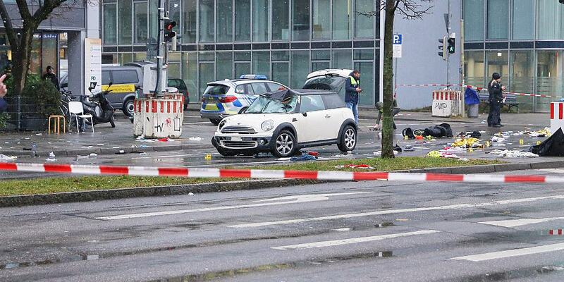 Auto fährt in München in Menschenmenge am 13.02.2025 - Foto: über dts Nachrichtenagentur