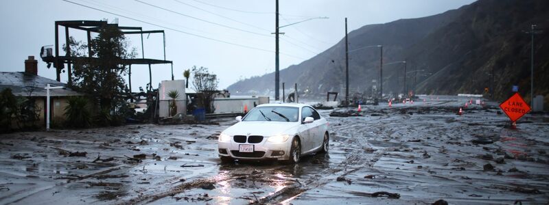 Ein Fahrzeug der Feuerwehr wurde von einer Schlammlawine ins Meer gespült. - Foto: Ethan Swope/AP/dpa