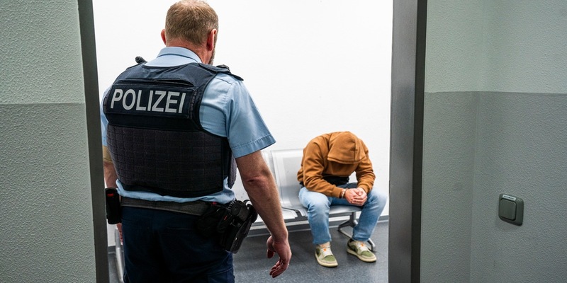 BPOL NRW: Auf dem Weg nach London abgefangen. 8.338 Euro oder 25 Tage Haft - Beamte der Bundespolizei nehmen gesuchten Franzosen fest - Foto: presseportal.de