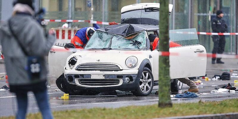 Auto fährt in München in Menschenmenge am 13.02.2025 - Foto: über dts Nachrichtenagentur