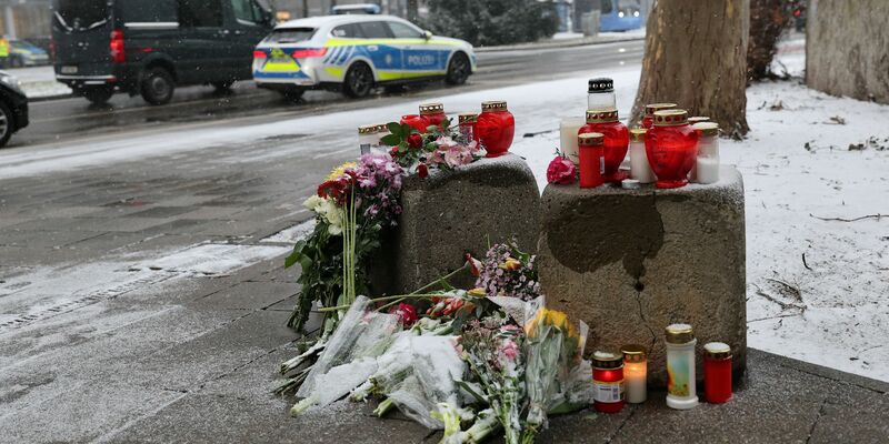 «Es braucht jede Woche einen Flug», sagt Markus Söder. - Foto: Daniel Löb/dpa