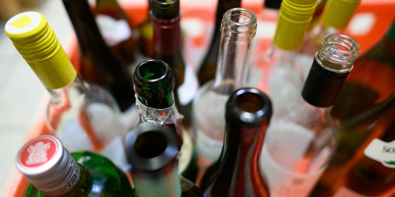 Die WHO Europa rät zu Krebs-Warnhinweisen auf alkoholischen Getränken. (Illustration) - Foto: Robert Michael/dpa