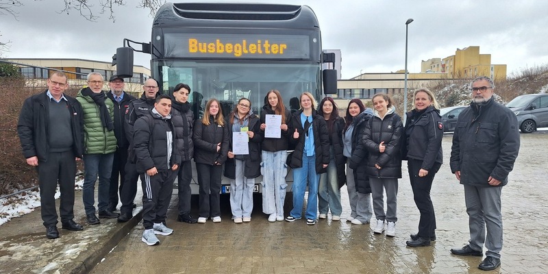 POL-WOB: Ausbildung zu Busbegleitern - Zertfikate überreicht - Foto: presseportal.de
