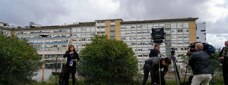 Vor der römischen Klinik finden sich bereits einige Kamerateams ein. - Foto: Gregorio Borgia/AP/dpa