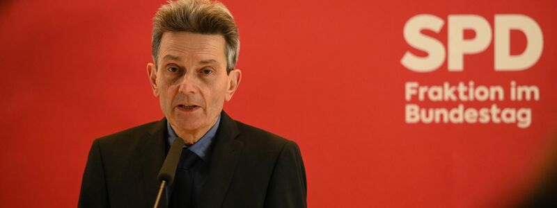 Rolf Mützenich (SPD) hält besseres Verwaltungshandeln für entscheidend. - Foto: Sarah Knorr/dpa