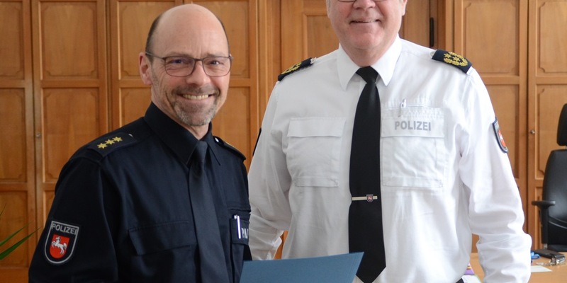 POL-OLD: Thomas Weber bleibt Leiter der Polizeiinspektion Oldenburg-Stadt/Ammerland +++ Polizeidirektor erhält Urkunde zur Dienstpostenübertragung +++ - Foto: presseportal.de