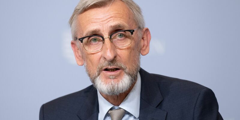 Innenminister Armin Schuster lehnt nach AfD-Einstufung anlasslose Gesinnungsprüfung für Beamte mit AfD-Mitgliedschaft ab. (Archivbild) - Foto: Sebastian Kahnert/dpa