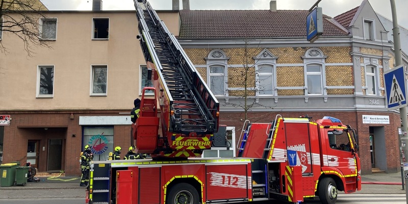 FW-OB: Brandrauch dringt aus Wohnungsfenster / Anwohner melden Feuer in Oberhausen Lirich - Foto: presseportal.de