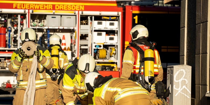 FW Dresden: Wohnungsbrand in einem Mehrfamilienhaus - Foto: presseportal.de