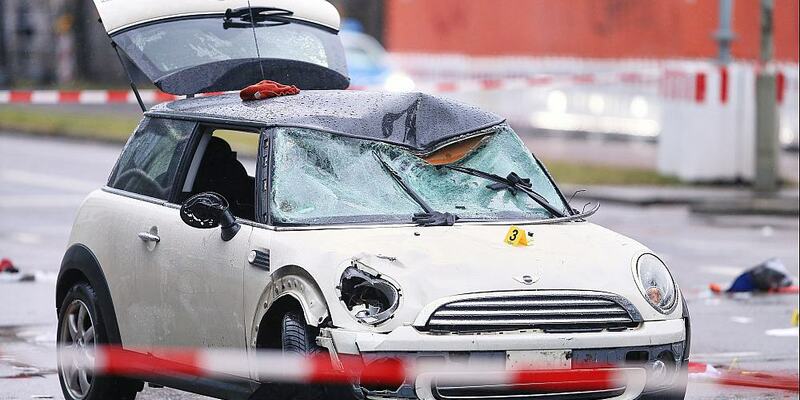 Auto fährt in München in Menschenmenge am 13.02.2025 - Foto: über dts Nachrichtenagentur